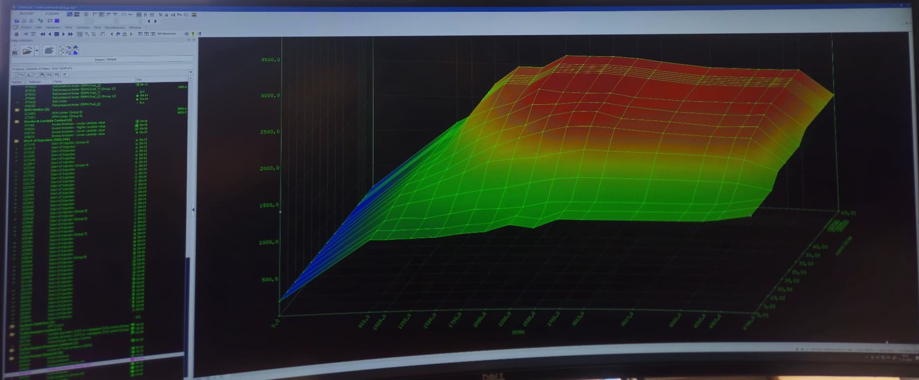 Monitor s otvoreným WinOLS 5 a 3D mapou v dielni Dieselpowerchip.eu